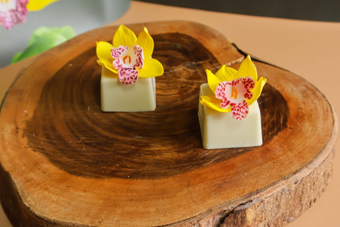 Doces finos com orquídeas amarelas de açúcar